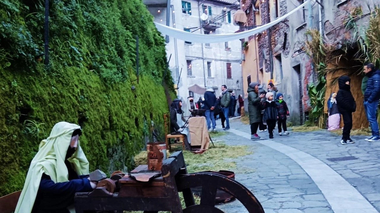 Uno dei personaggi del presepe di Forno che rievoca gli antichi mestieri del paese, dalla lavorazione del ferro a quella dei cappelli e del. cotone della Filanda, oltre al lavoro dei cavatori