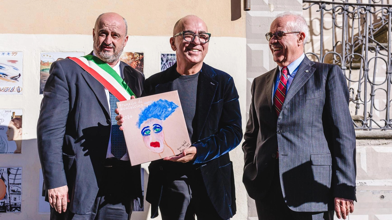 Prosegue l’appuntamento di ’Benvenuto’ per il prodotto che sarà in commercio dal gennaio 2025. Il regista sigla la piastrella che, come tradizione, è stata murata nel palazzo pubblico del paese. Prosegue l’appuntamento di ’Benvenuto’ per il prodotto che sarà in commercio dal gennaio 2025. Il regista sigla la piastrella che, come tradizione, è stata murata nel palazzo pubblico del paese.