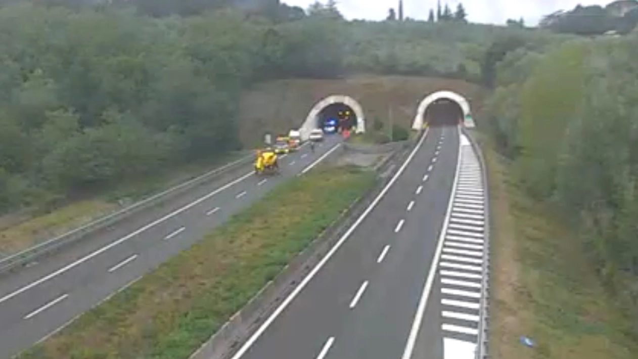 Incidente sull'autostrada A12, i mezzi di soccorso sul posto Incidente sull'autostrada A12, i mezzi di soccorso sul posto