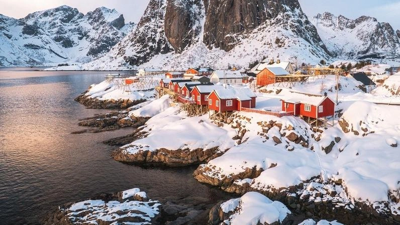 Il racconto del giovane Pacenti che vive in Norvegia con la moglie. Si è specializzato i in itinerari fuori dai circuiti turistici tradizionali. Il racconto del giovane Pacenti che vive in Norvegia con la moglie. Si è specializzato i in itinerari fuori dai circuiti turistici tradizionali.