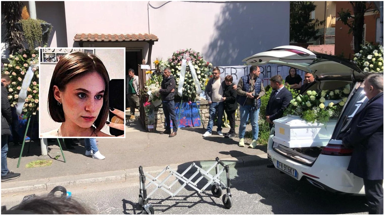 Il feretro di Ilaria Sula (nel riquadro), accolto da familiari e amici a Terni