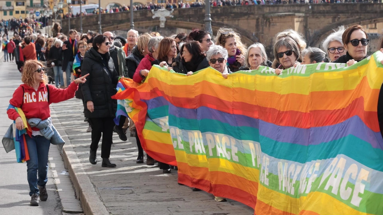 Il corteo di febbraio scorso: bandiere arcobaleno abbracciano Ponte alla Carraia e Santa Trinita (PressPhoto) Il corteo di febbraio scorso: bandiere arcobaleno abbracciano Ponte alla Carraia e Santa Trinita (PressPhoto)