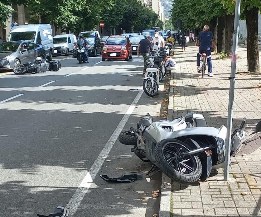 https://www.lanazione.it/image-service/view/acePublic/alias/contentid/NTM4NmY3ODEtY2M4MS00/0/perde-il-controllo-dellauto-la-carambola-in-via-veneto.jpeg?f=1.90:1&w=1200