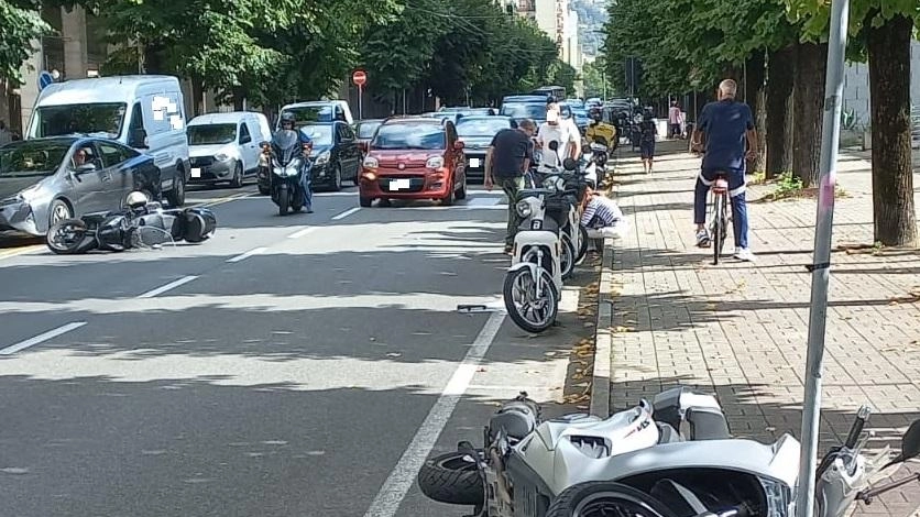 Due dei tre scooter travolti. dall’anziano che ieri mattina ha perso il controllo della sua auto in via Veneto, provocando una ’carambola’
