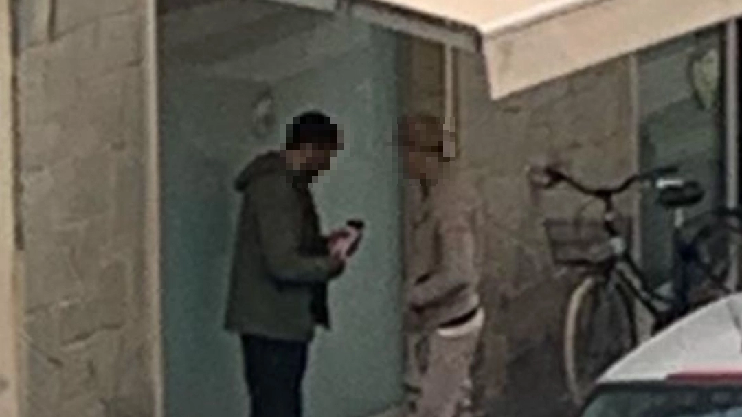 Uno dei pusher in via Manni ripreso dai residenti Uno dei pusher in via Manni ripreso dai residenti