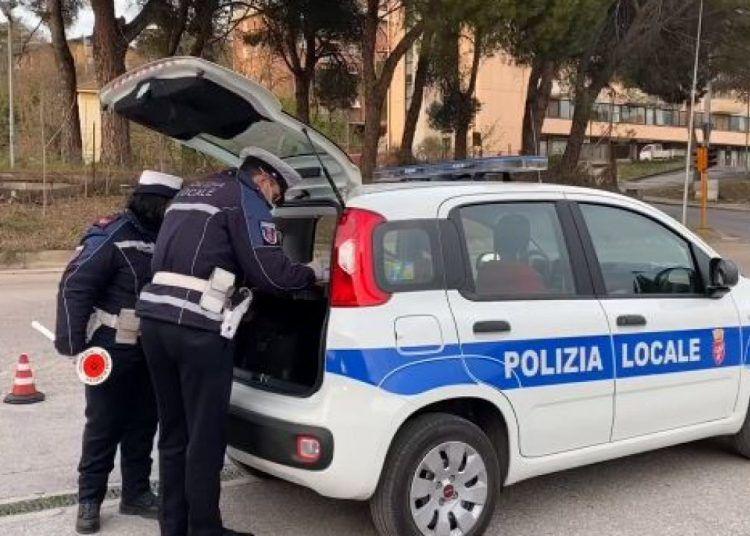 atti osceni in biblioteca davanti a tre studentesse denunciato