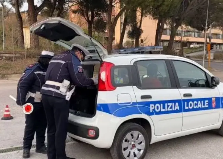 Atti osceni in biblioteca davanti a tre studentesse: denunciato