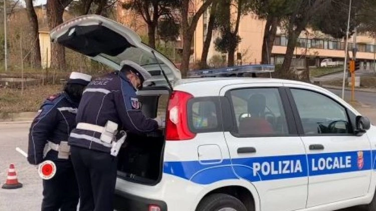 L'uomo è stato denunciato dalla Municipale