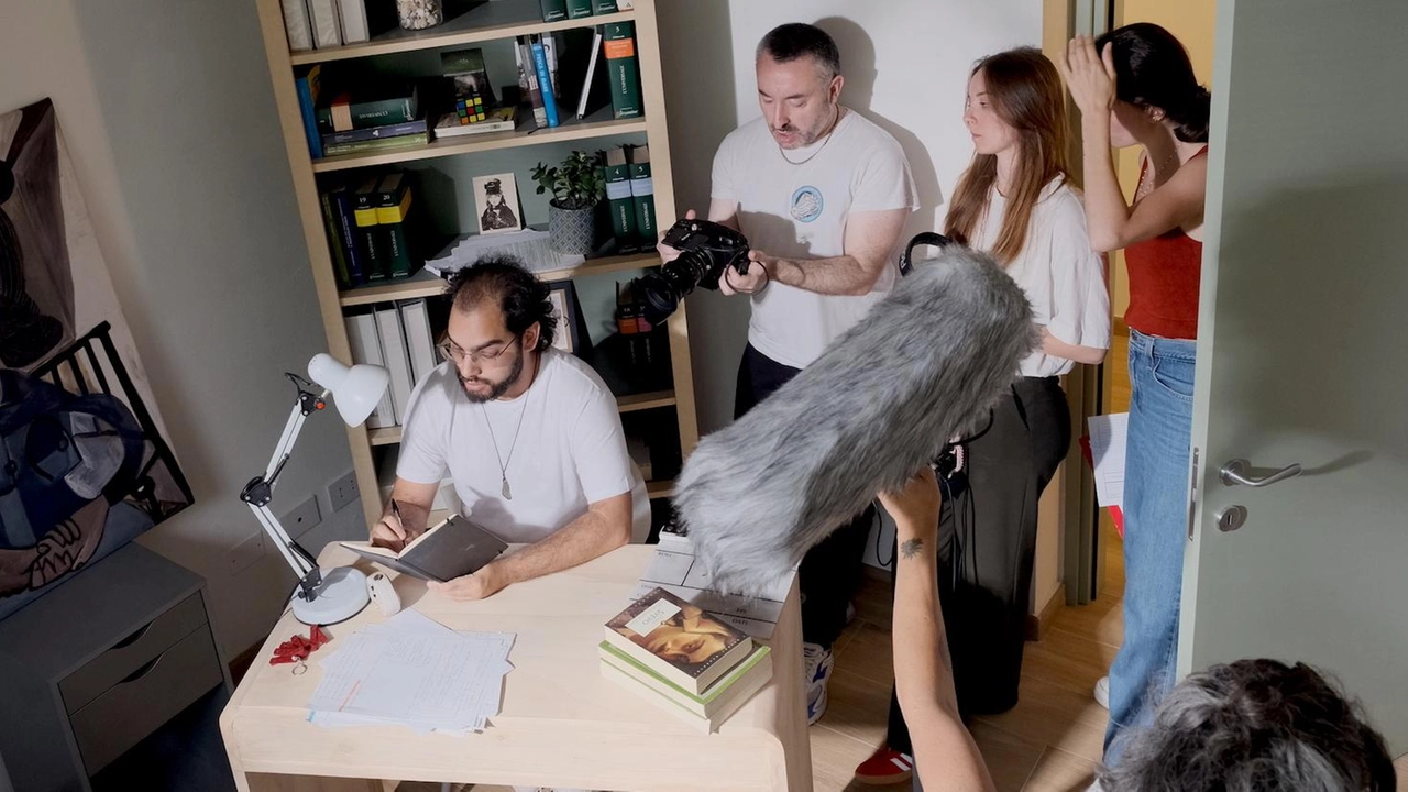 Un progetto sviluppato dal filmmaker in collaborazione con l’aiuto regista Fraschetti. Sul canale Youtube di Overlook ’Il lato opposto’, corto girato con gli allievi del Barontini. Un progetto sviluppato dal filmmaker in collaborazione con l’aiuto regista Fraschetti. Sul canale Youtube di Overlook ’Il lato opposto’, corto girato con gli allievi del Barontini.