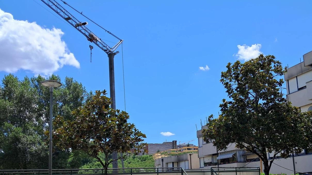 È tornata la gru per i lavori alle coperture dei palazzi a San Miniato, dopo il lungo stop dovuto alla vertenza giudiziaria con la prima impresa all’opera È tornata la gru per i lavori alle coperture dei palazzi a San Miniato, dopo il lungo stop dovuto alla vertenza giudiziaria con la prima impresa all’opera