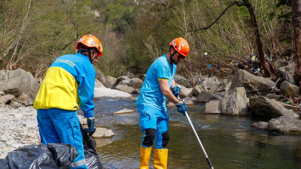 Le operazioni di raccolta dei rifiuti lungo il torrente Rovigo effettuate dalla Protezione civile (foto Germogli) Le operazioni di raccolta dei rifiuti lungo il torrente Rovigo effettuate dalla Protezione civile (foto Germogli)