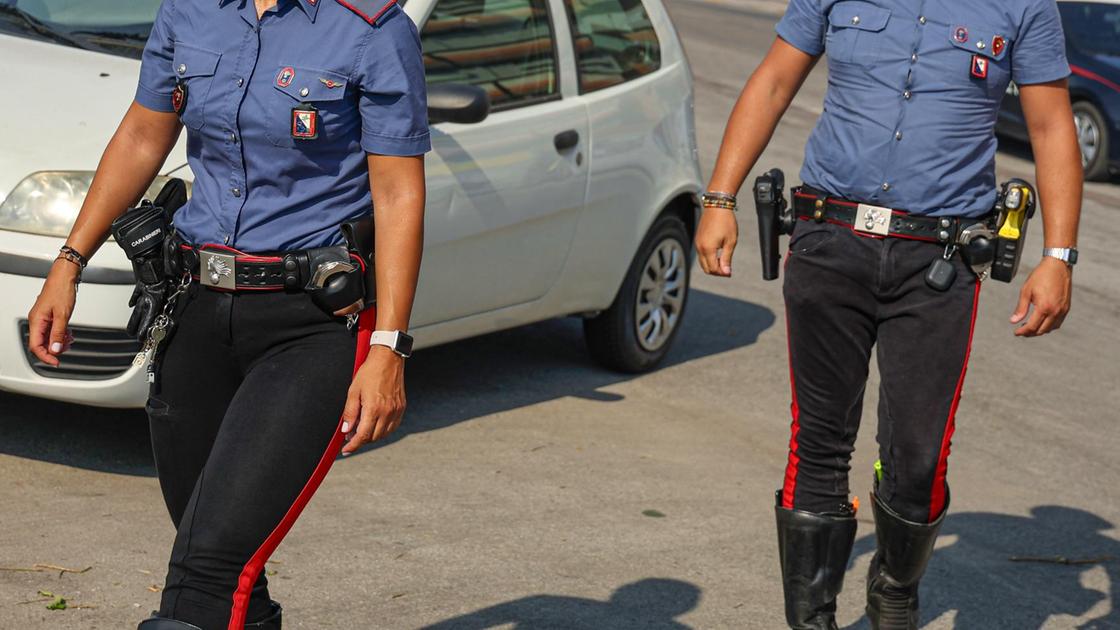 Ennesimo raid sulle auto in sosta. Residente affronta il vandalo: ferito