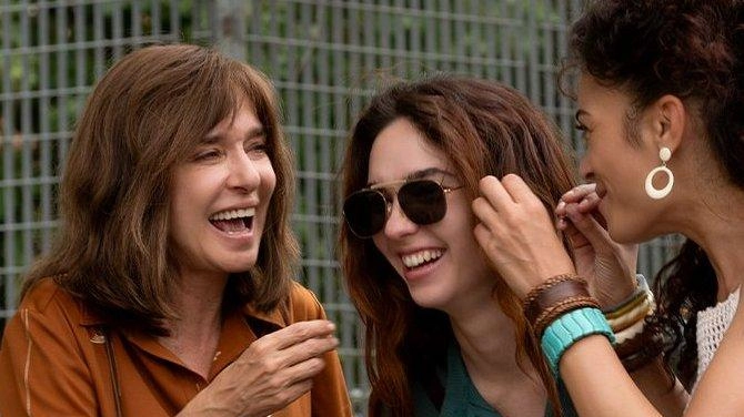 Valeria Golino da applausi in Fuori, il film di Martone in cui interpreta Goliarda Sapienza. Con lei Matilda De Angelis, molto brava, ed Elodie, meglio come cantante Valeria Golino da applausi in Fuori, il film di Martone in cui interpreta Goliarda Sapienza. Con lei Matilda De Angelis, molto brava, ed Elodie, meglio come cantante