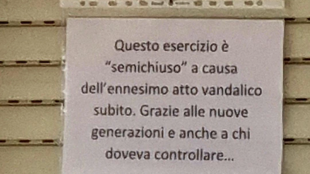Il cartello di protesta affisso fuori dall’edicola La Capannina dal titolare, stufo degli ennesimi atti vandalici ai danni delle saracinesche Il cartello di protesta affisso fuori dall’edicola La Capannina dal titolare, stufo degli ennesimi atti vandalici ai danni delle saracinesche