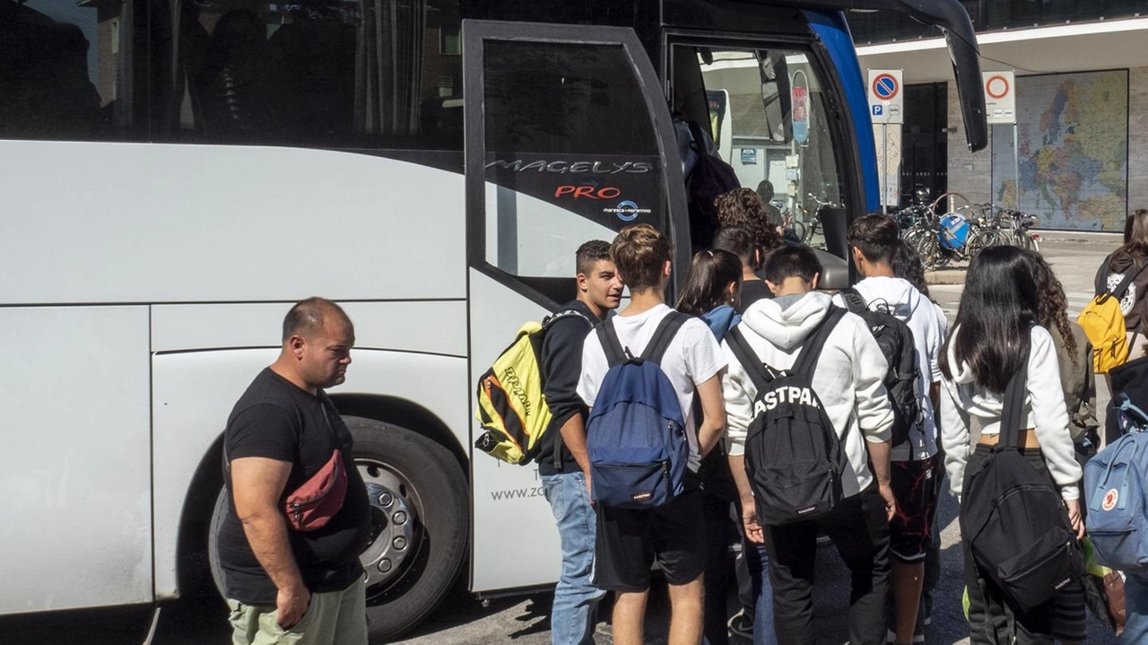 Rfi comunica che il treno Regionale 18650 da Firenze a Pistoia sarà limitato a Prato Centrale, sostituito da bus con fermate intermedie. Viaggiatori avvisati di possibili disagi e limitazioni. Rfi comunica che il treno Regionale 18650 da Firenze a Pistoia sarà limitato a Prato Centrale, sostituito da bus con fermate intermedie. Viaggiatori avvisati di possibili disagi e limitazioni.