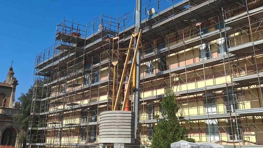 L’esterno della scuola, lavori in corso L’esterno della scuola, lavori in corso