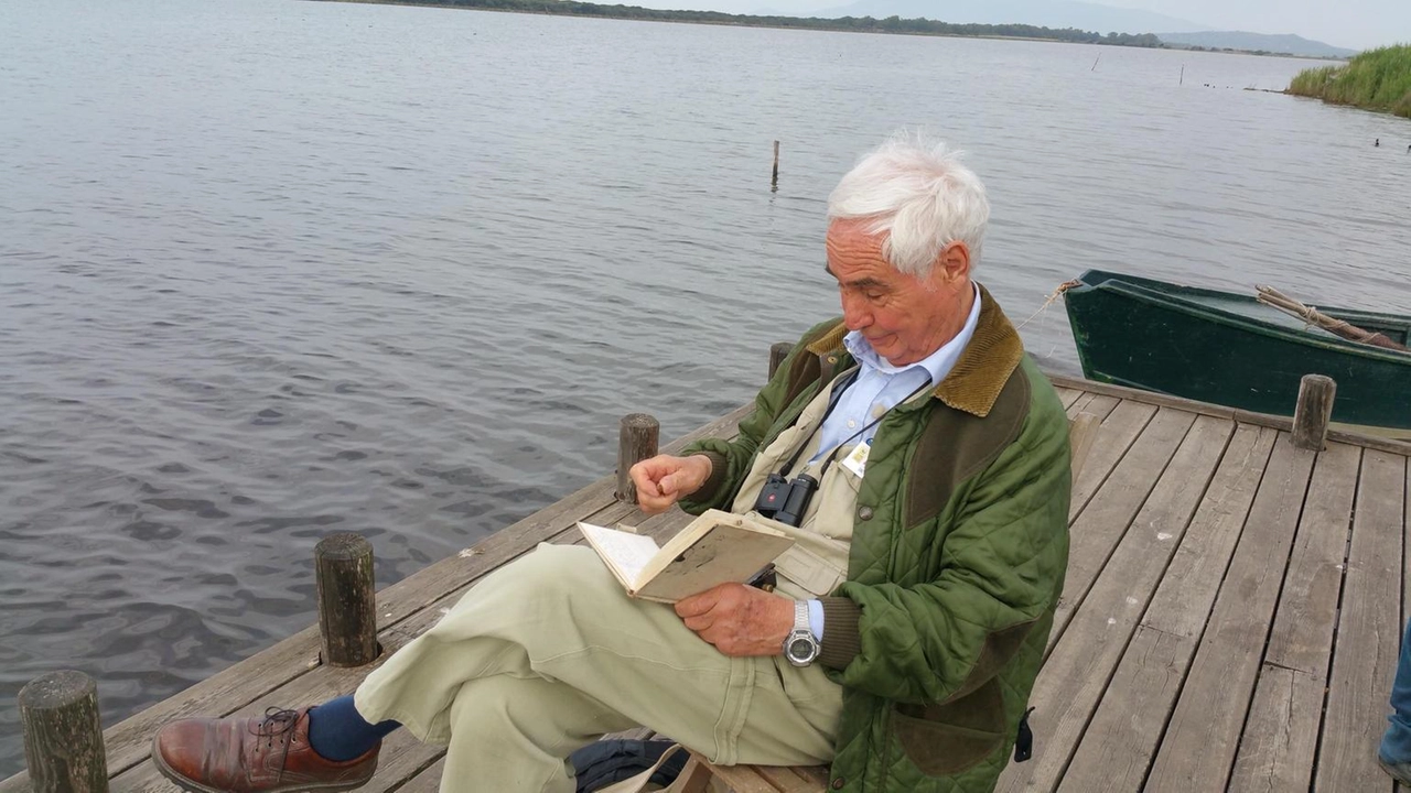 Fulco Pratesi su un pontile della laguna di Orbetello. Una delle più importanti figure dell'ambientalismo italiano è scomparso a novant'anni Fulco Pratesi su un pontile della laguna di Orbetello. Una delle più importanti figure dell'ambientalismo italiano è scomparso a novant'anni