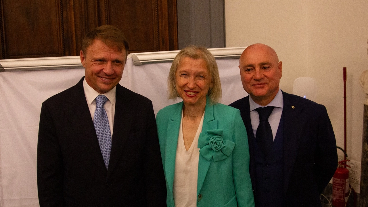 Il Ministro dell'agricoltura Lollobrigida con Alessio Magi e Alessandra Giardi Il Ministro dell'agricoltura Lollobrigida con Alessio Magi e Alessandra Giardi
