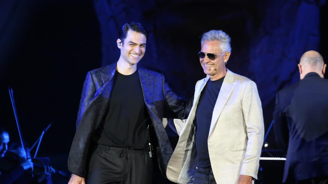 Teatro del Silenzio, la notte di Matteo Bocelli. Il padre Andrea scherza: “Questo palco te lo presto”. A sorpresa Grignani