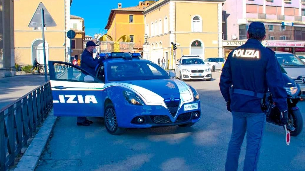 L’episodio si è verificato a Perugia, dove una pattuglia della volante è intervenuta in seguito a una richiesta di aiuto al 112 L’episodio si è verificato a Perugia, dove una pattuglia della volante è intervenuta in seguito a una richiesta di aiuto al 112