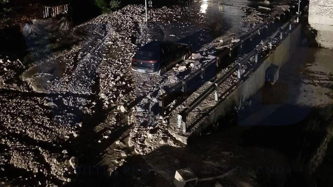 Una frana a Cancia di Cadore ha bloccato gli abitanti nelle loro case. Vigili del fuoco in azione per liberarli. Una frana a Cancia di Cadore ha bloccato gli abitanti nelle loro case. Vigili del fuoco in azione per liberarli.