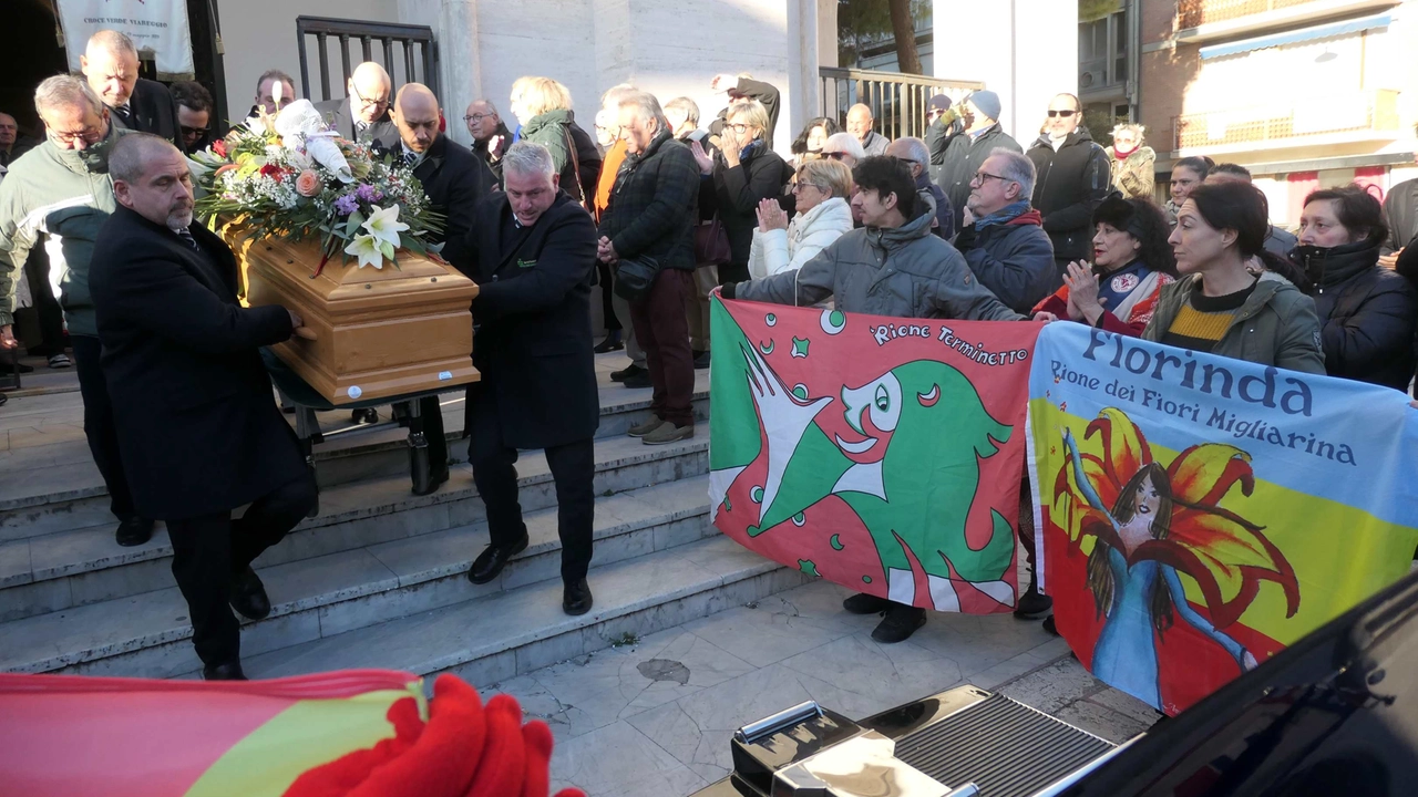 Commozione in chiesa anche da parte del sindaco Del Ghingaro (foto Umicini) Commozione in chiesa anche da parte del sindaco Del Ghingaro (foto Umicini)
