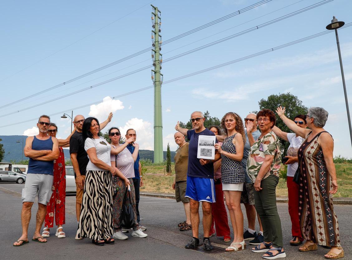 Rivolta per il nuovo elettrodotto. Oltre 250 firme anti inquinamento Rivolta per il nuovo elettrodotto. Oltre 250 firme anti inquinamento