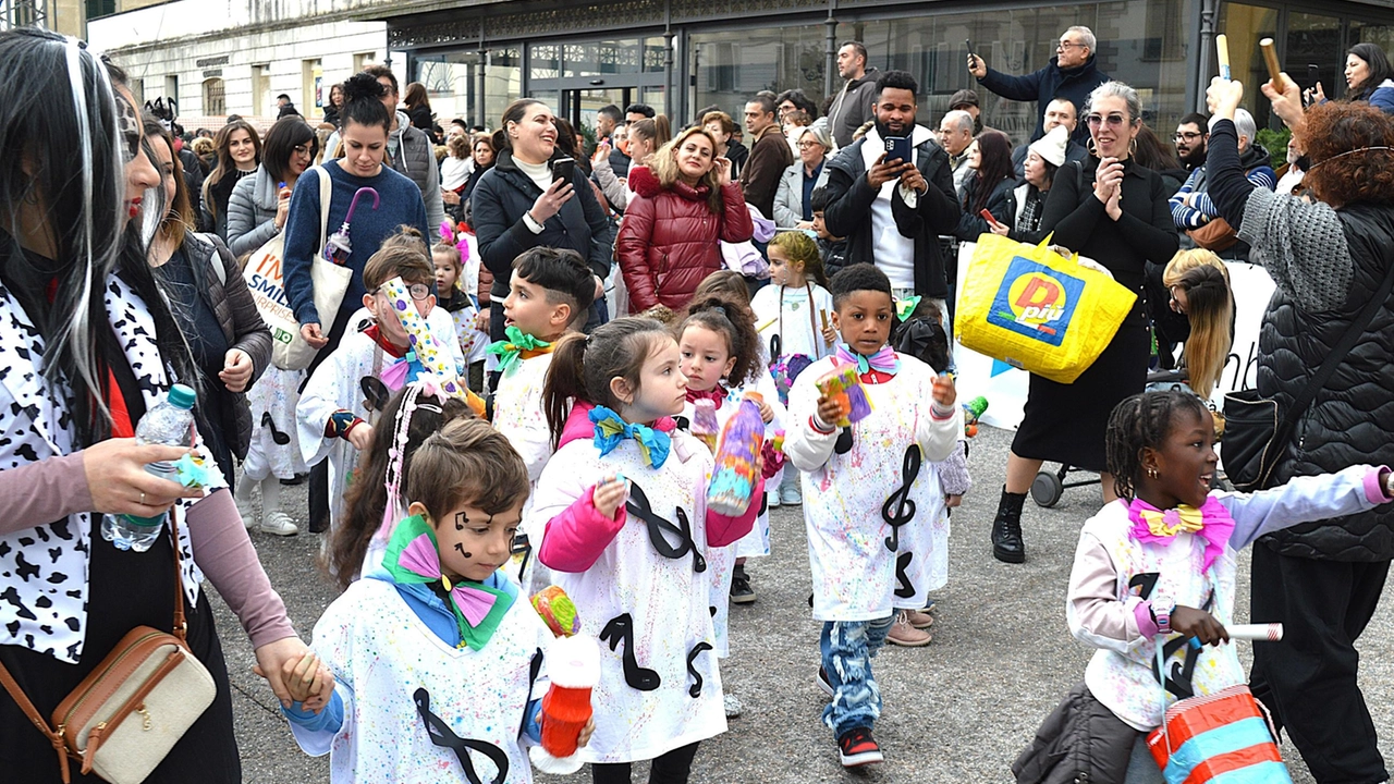 Domenica hanno sfilato i piccoli dell’Infanzia, il 2 marzo toccherà alle Primarie. Domani, intanto, per il Giovedì grasso mascherate di pomeriggio e dalle 21. Domenica hanno sfilato i piccoli dell’Infanzia, il 2 marzo toccherà alle Primarie. Domani, intanto, per il Giovedì grasso mascherate di pomeriggio e dalle 21.