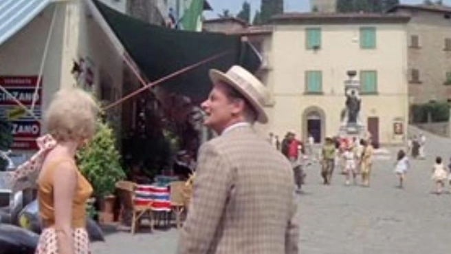 L’attore francese Alain Delon in piazza Giusti a Montecatini Alto in compagnia dell’atrice Shirly MacLaine sul set del film “Rolls Royce gialla“ girato in città negli anni sessanta L’attore francese Alain Delon in piazza Giusti a Montecatini Alto in compagnia dell’atrice Shirly MacLaine sul set del film “Rolls Royce gialla“ girato in città negli anni sessanta