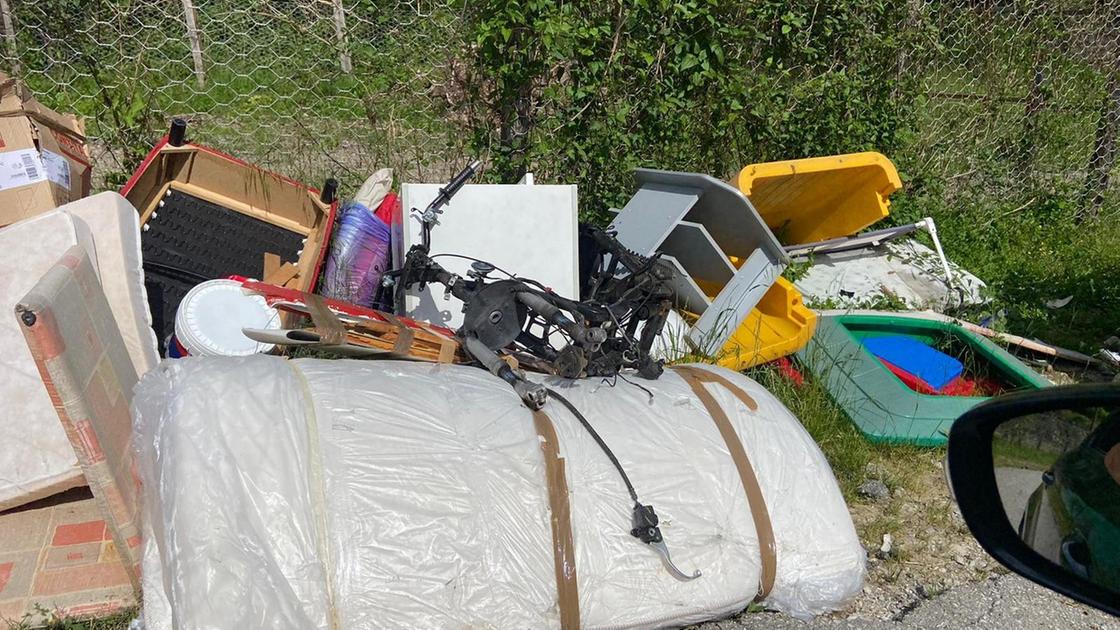 https://www.lanazione.it/image-service/view/acePublic/alias/contentid/NTMzODRjYWYtYWU1Yy00/0/dagnana-la-discarica-si-ingrossa-bombole-rifiuti-speciali-e-degrado.jpeg?f=16:9&w=1200&h=630