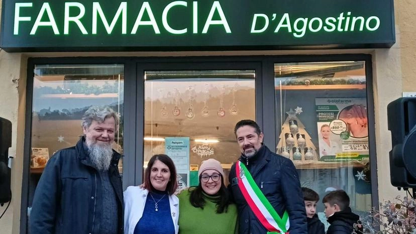 Un momento del taglio del nastro della farmacia D’Agostino Un momento del taglio del nastro della farmacia D’Agostino