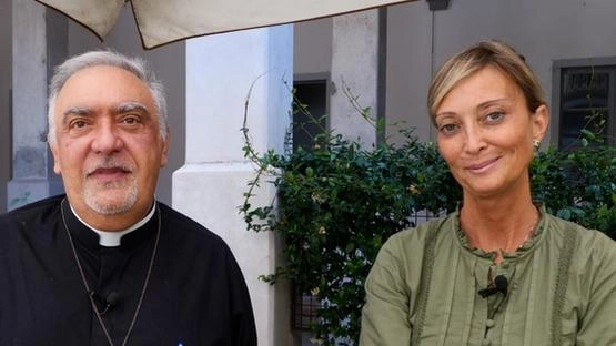 Il preside del liceo Vescovile di Pontremoli don Pietro Pratolongo e la vicaria Simona Del Faro, insegnante di inglese. Sotto alcuni studenti durante un’attività didattica fuori dalla scuola Il preside del liceo Vescovile di Pontremoli don Pietro Pratolongo e la vicaria Simona Del Faro, insegnante di inglese. Sotto alcuni studenti durante un’attività didattica fuori dalla scuola
