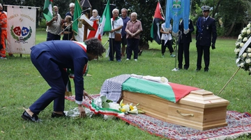 Folla al funerale della giovane palestinese morta a Pisa. Il discorso di Giani coperto da urla e slogan