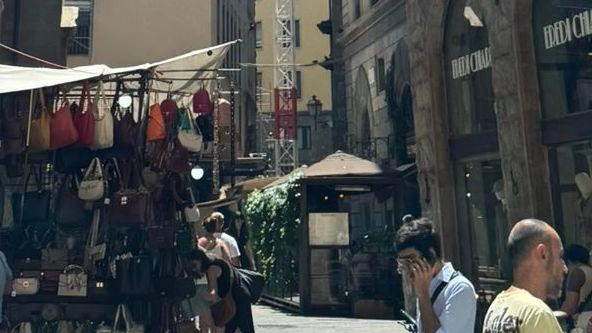 La nuova gru spuntata davanti all’ex Borsa Valori, a segnalarlo Massimo Sabatini, consigliere comunale della Lista civica Eike Schmidt