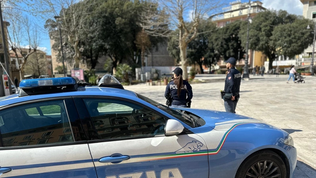 Avvicinavano le vittime mostrando interesse verso orologi o collane, per poi strapparle dal collo o sfilarle dal polso