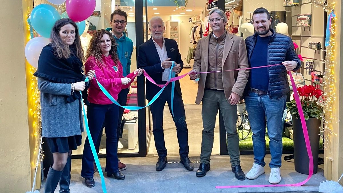 L'inaugurazione del negozio L'inaugurazione del negozio