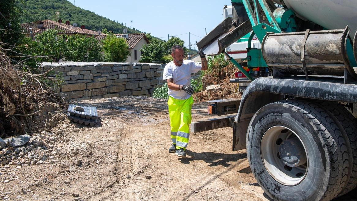 Sopralluogo sul cantiere. alla rete idric. a in località La Chiusa (foto Germogli) Sopralluogo sul cantiere. alla rete idric. a in località La Chiusa (foto Germogli)