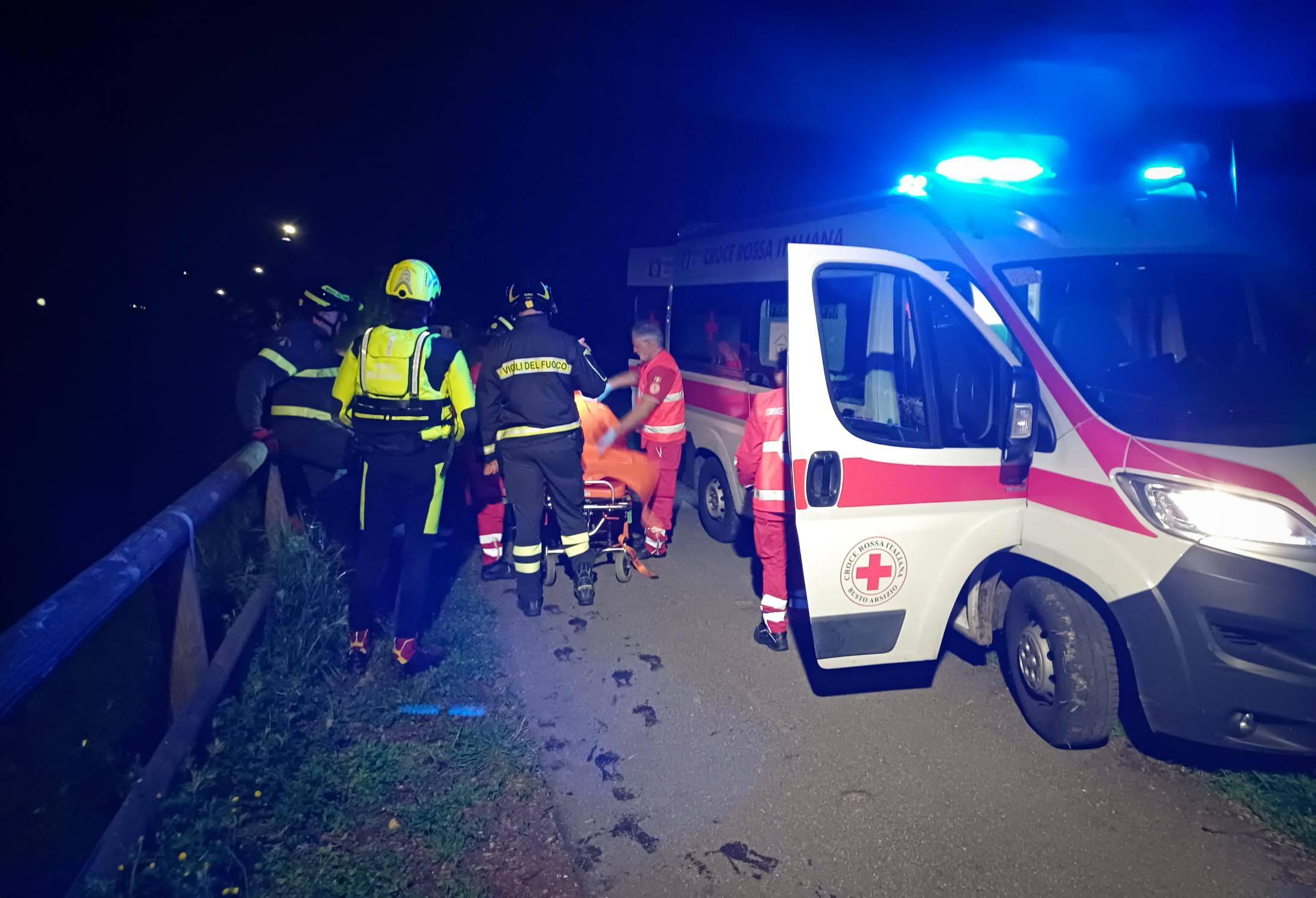 notte d8217inferno in autostrada due maxi incidenti sulla a1 morto un camionista