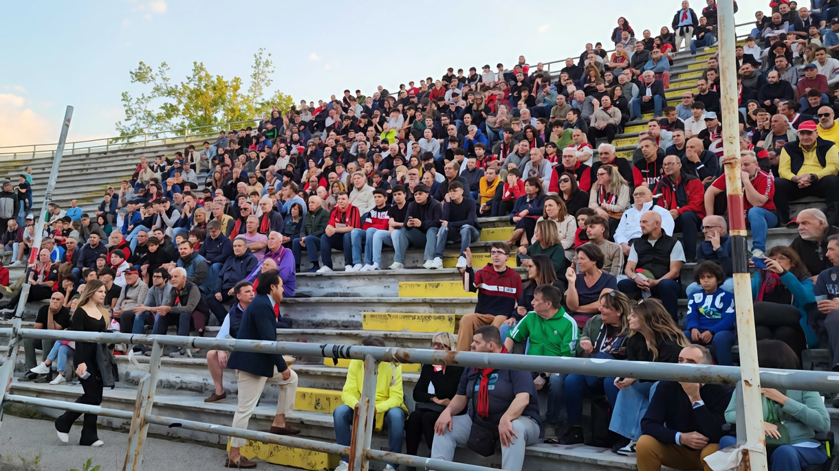 Nelle due foto «Alcide»: a sinistra, la trepidazione dei tifosi rossoneri in curva Ovest, guardando le immagini proiettate da Sestri Levante sul maxischermo allestito per l’occasione; qui sopra: la delusione rossonera in diretta tv Nelle due foto «Alcide»: a sinistra, la trepidazione dei tifosi rossoneri in curva Ovest, guardando le immagini proiettate da Sestri Levante sul maxischermo allestito per l’occasione; qui sopra: la delusione rossonera in diretta tv