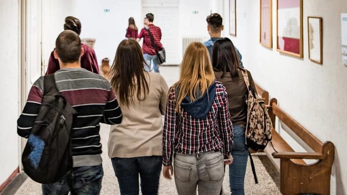 All’Anzilotti nonostante il netto calo demografico che si registra oramai da. anni le iscrizioni non solo hanno tenuto ma hanno fatto registrare un incremento ispetto al numero dello scorso anno All’Anzilotti nonostante il netto calo demografico che si registra oramai da. anni le iscrizioni non solo hanno tenuto ma hanno fatto registrare un incremento ispetto al numero dello scorso anno