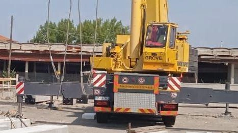 La maxi gru per issare i prefabbricati La maxi gru per issare i prefabbricati