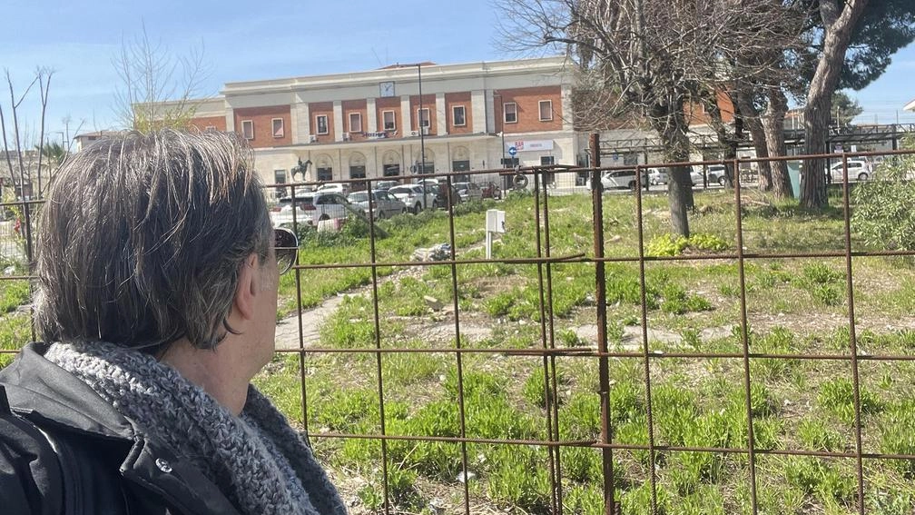 L’area dove sarà realizzata una maxi aiuola per accogliere turisti e viaggiatori