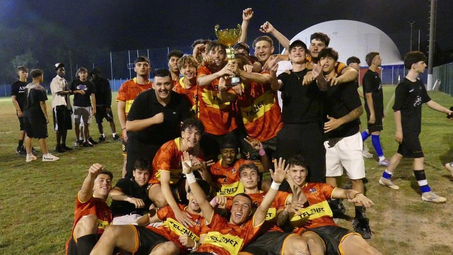 Emozionante finalissima al ’Chiavacci’, Buzzi battuto ma solo ai rigori. Un torneo di grande successo: anche mercoledì spalti super gremiti. Emozionante finalissima al ’Chiavacci’, Buzzi battuto ma solo ai rigori. Un torneo di grande successo: anche mercoledì spalti super gremiti.