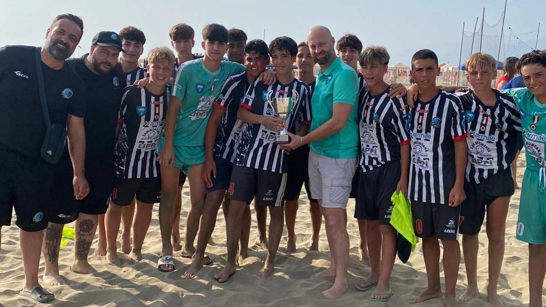 Trionfo sulla sabbia di casa per i giovani della Farmaè Viareggio Beach Soccer Under 15, guidati dal mister Andrea Santini... Trionfo sulla sabbia di casa per i giovani della Farmaè Viareggio Beach Soccer Under 15, guidati dal mister Andrea Santini...