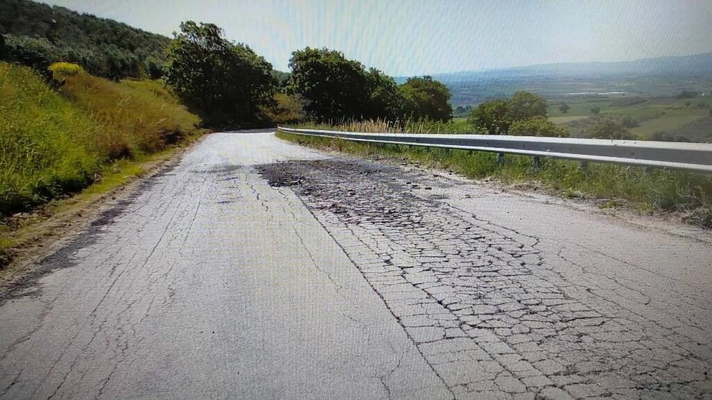 Una delle tante strade con l'asfalto in cattive condizioni