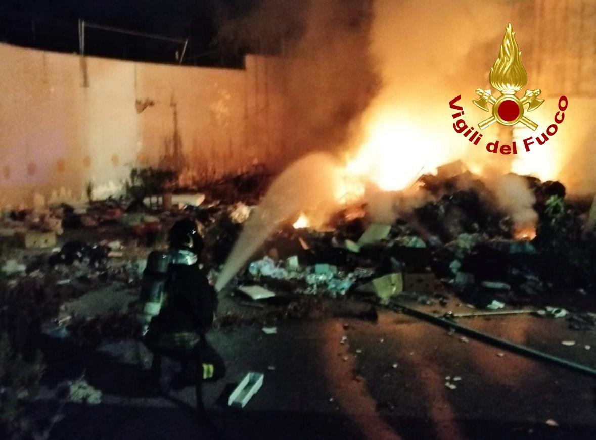 Incendio al Palazzo rosa, in fiamme cumulo di rifiuti abbandonati in un resede Incendio al Palazzo rosa, in fiamme cumulo di rifiuti abbandonati in un resede