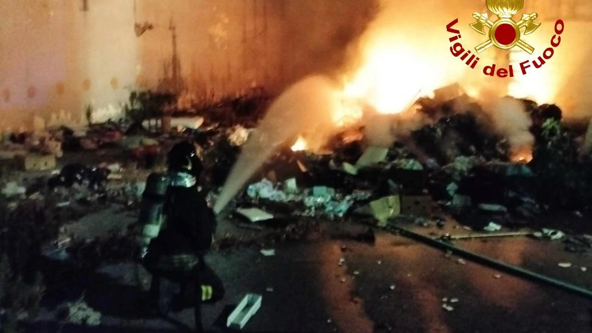 L’intervento dei vigili del fuoco al Palazzo rosa di via Rospicciano L’intervento dei vigili del fuoco al Palazzo rosa di via Rospicciano
