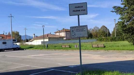 L’eba alta al parco Padre Pio per il quale i residenti chiedono più attenzione L’eba alta al parco Padre Pio per il quale i residenti chiedono più attenzione