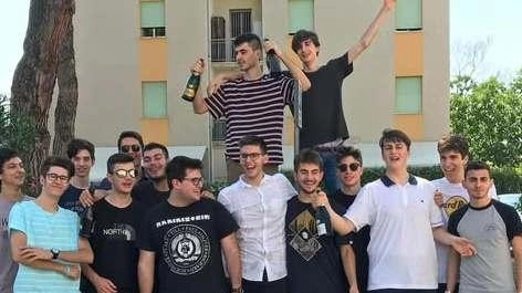 Studenti viareggini mentre feteggiano la conclusione dell’esame di maturità Studenti viareggini mentre feteggiano la conclusione dell’esame di maturità