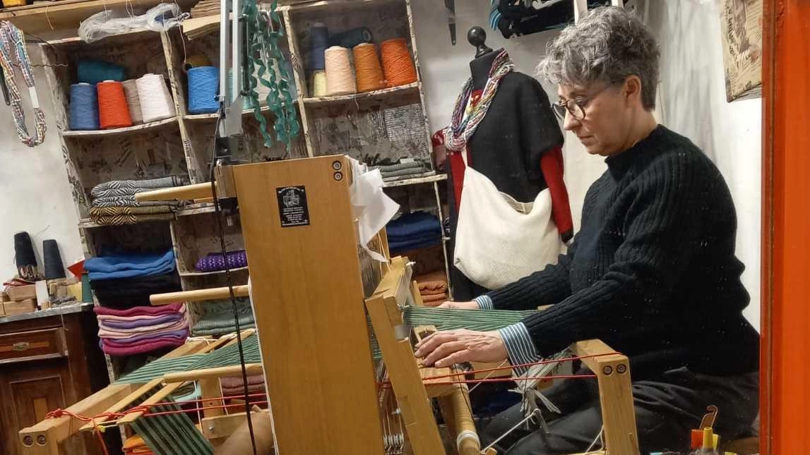 Paola Perugini al telaio nella bottega del centro storico di Pienza I capi vengono realizzati a mano con le tecniche tradizionali Paola Perugini al telaio nella bottega del centro storico di Pienza I capi vengono realizzati a mano con le tecniche tradizionali